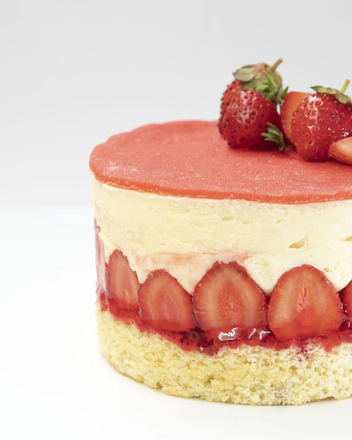 いちごをのせた、ピンク色のムースケーキ